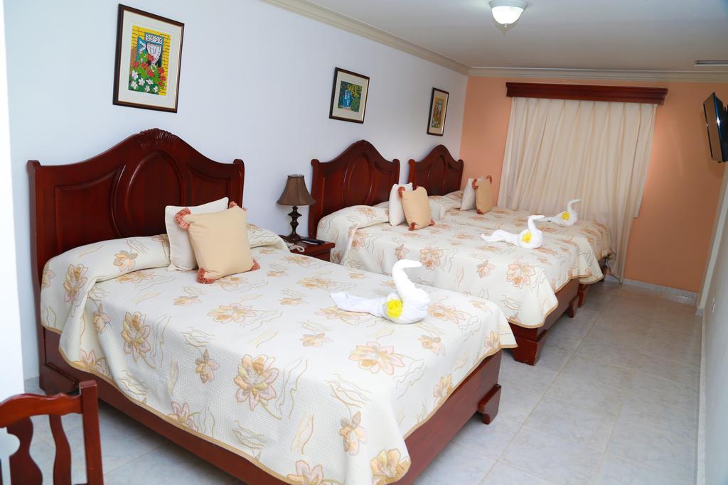 Hotel Los Jardines 산티아고 데 로스 카바예로스 외부 사진