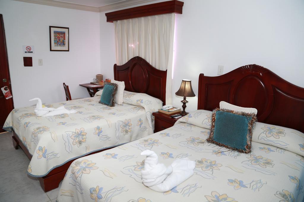 Hotel Los Jardines 산티아고 데 로스 카바예로스 외부 사진