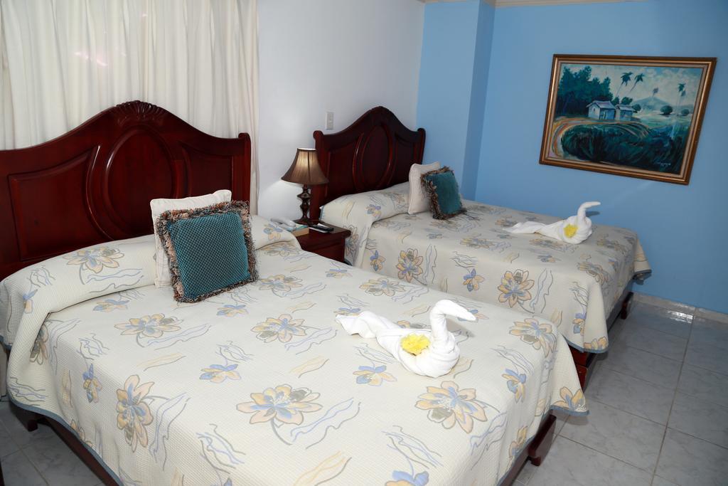 Hotel Los Jardines 산티아고 데 로스 카바예로스 외부 사진