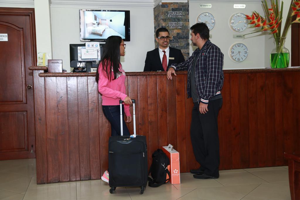 Hotel Los Jardines 산티아고 데 로스 카바예로스 외부 사진