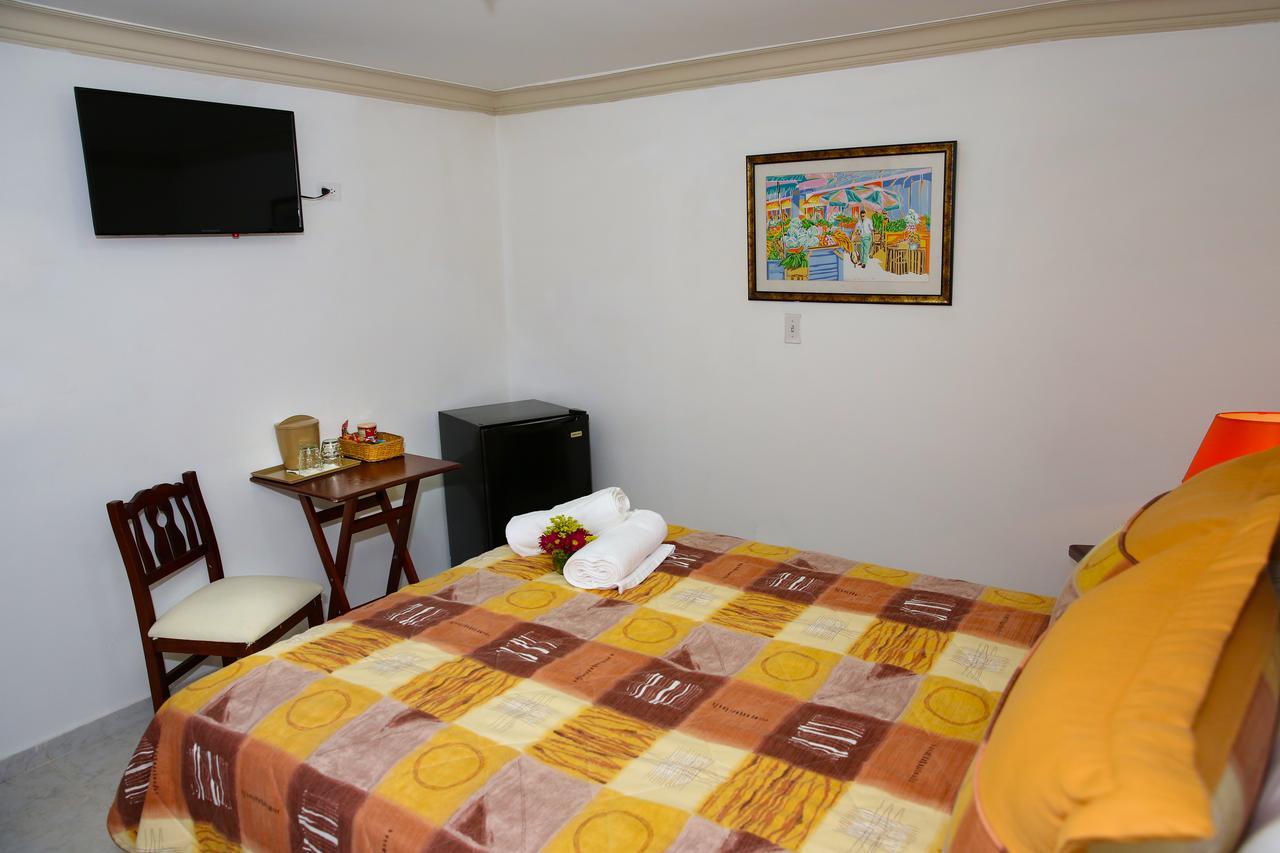 Hotel Los Jardines 산티아고 데 로스 카바예로스 외부 사진