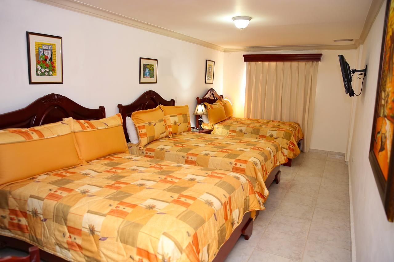 Hotel Los Jardines 산티아고 데 로스 카바예로스 외부 사진