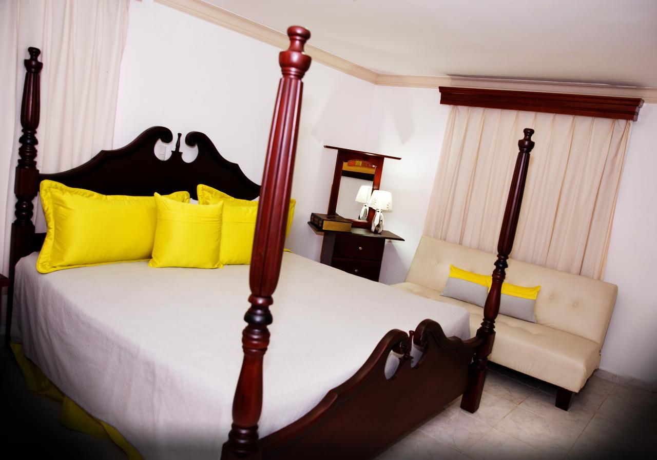 Hotel Los Jardines 산티아고 데 로스 카바예로스 외부 사진