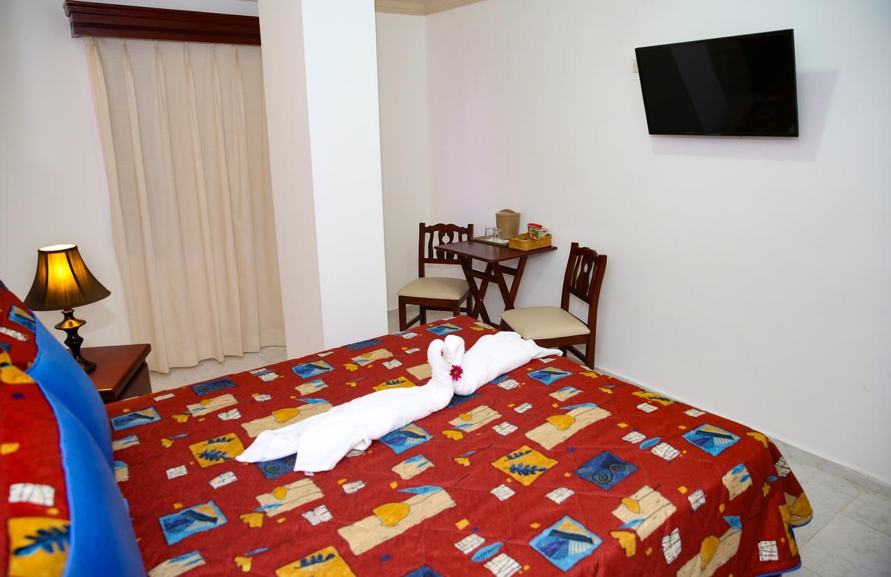 Hotel Los Jardines 산티아고 데 로스 카바예로스 외부 사진