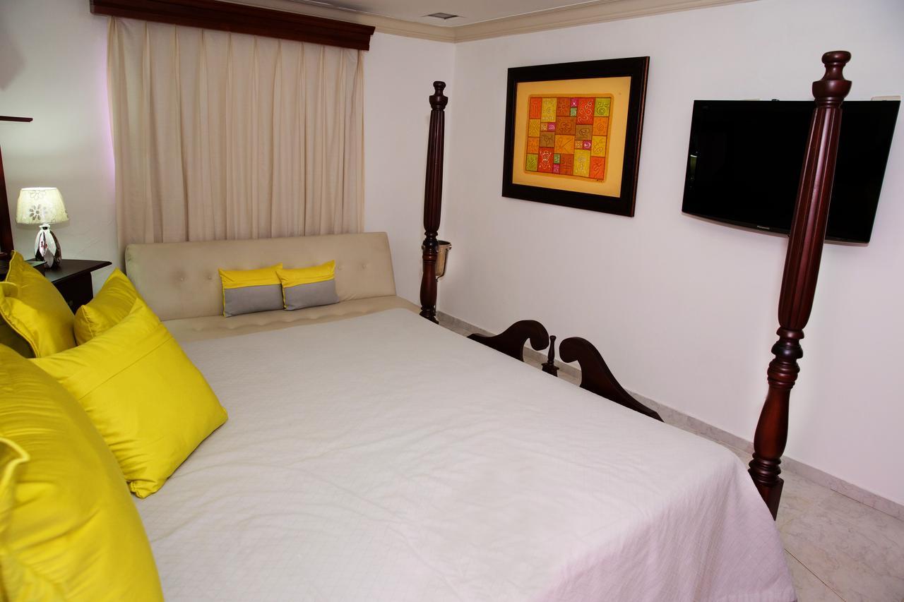 Hotel Los Jardines 산티아고 데 로스 카바예로스 외부 사진