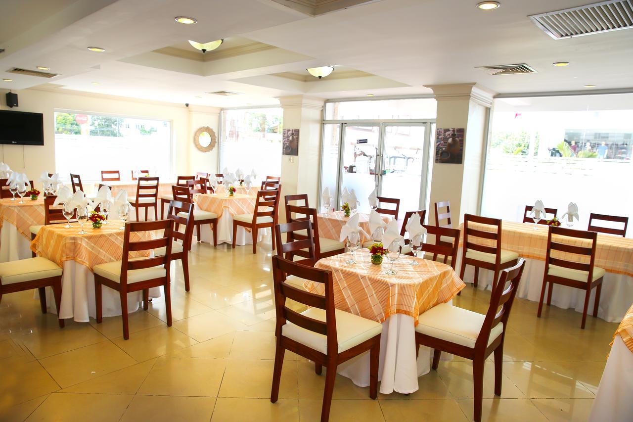 Hotel Los Jardines 산티아고 데 로스 카바예로스 외부 사진