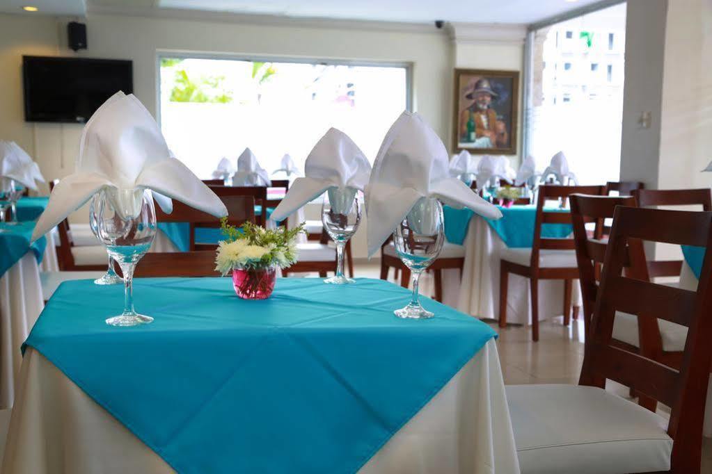 Hotel Los Jardines 산티아고 데 로스 카바예로스 외부 사진